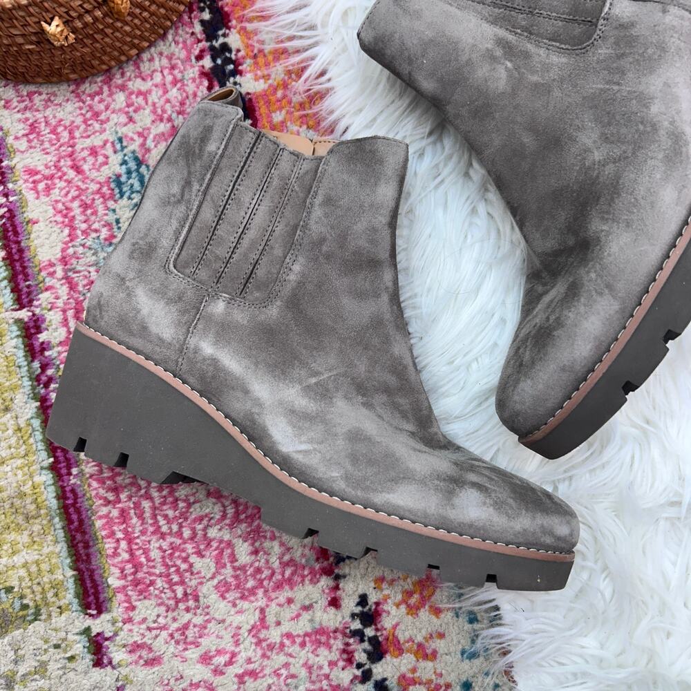 $180 Vionic Aria Chelsea Booties 8.5 Gray Suede Leather Ankle Boot Wedge - Picture 2 of 9